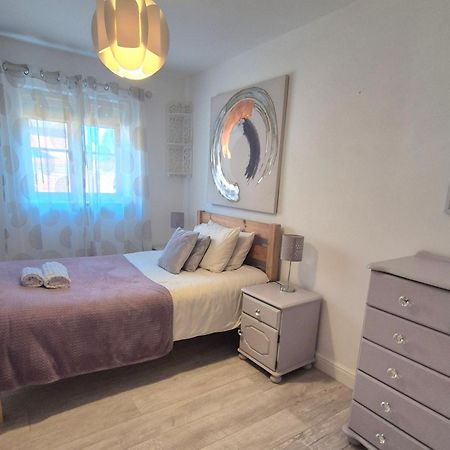 Spacious Two Bedroom Apartment With One Parking Space Thame Exterior foto