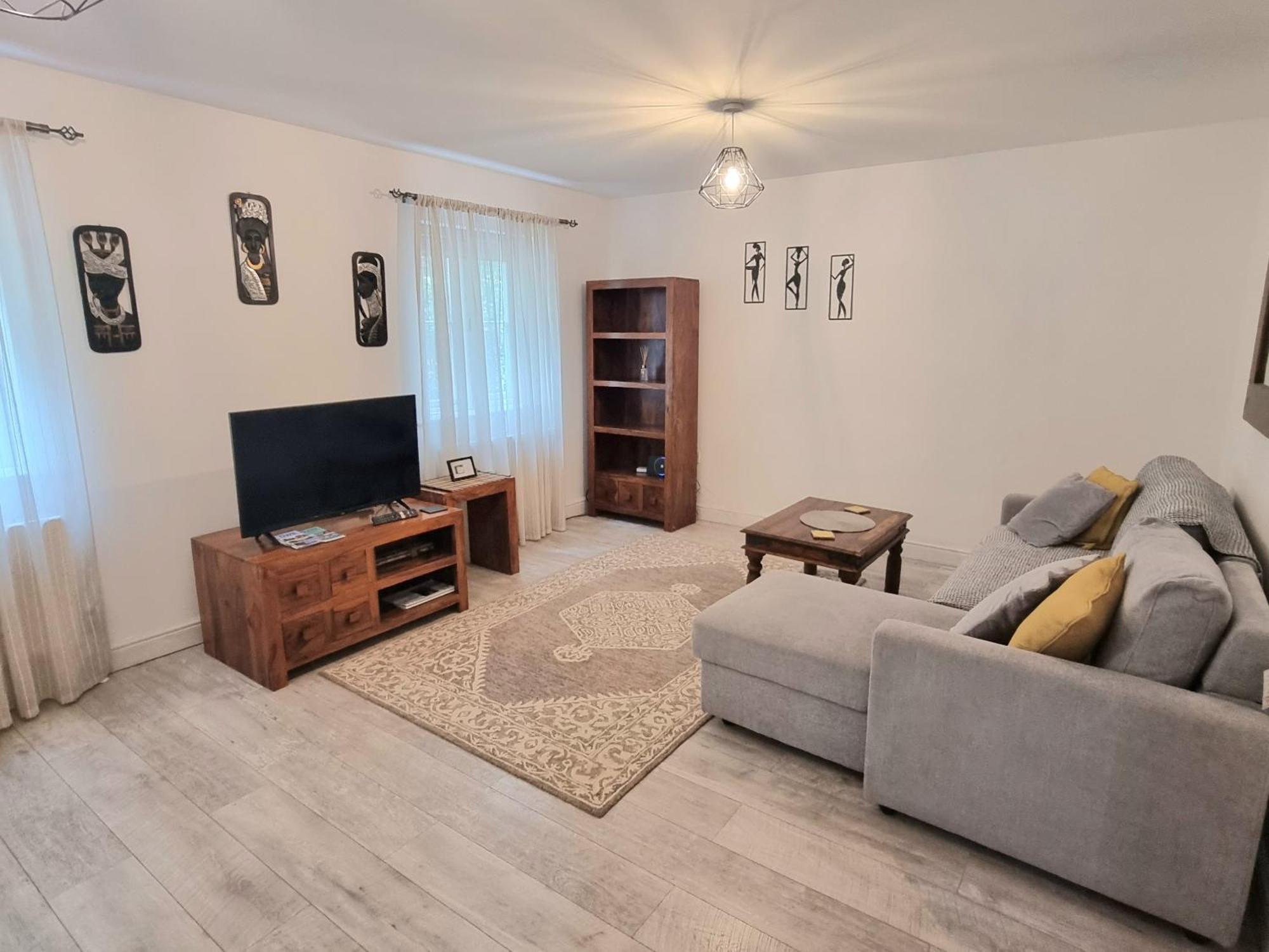 Spacious Two Bedroom Apartment With One Parking Space Thame Exterior foto