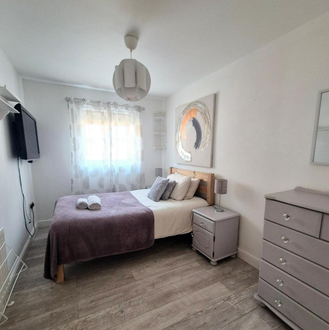 Spacious Two Bedroom Apartment With One Parking Space Thame Exterior foto